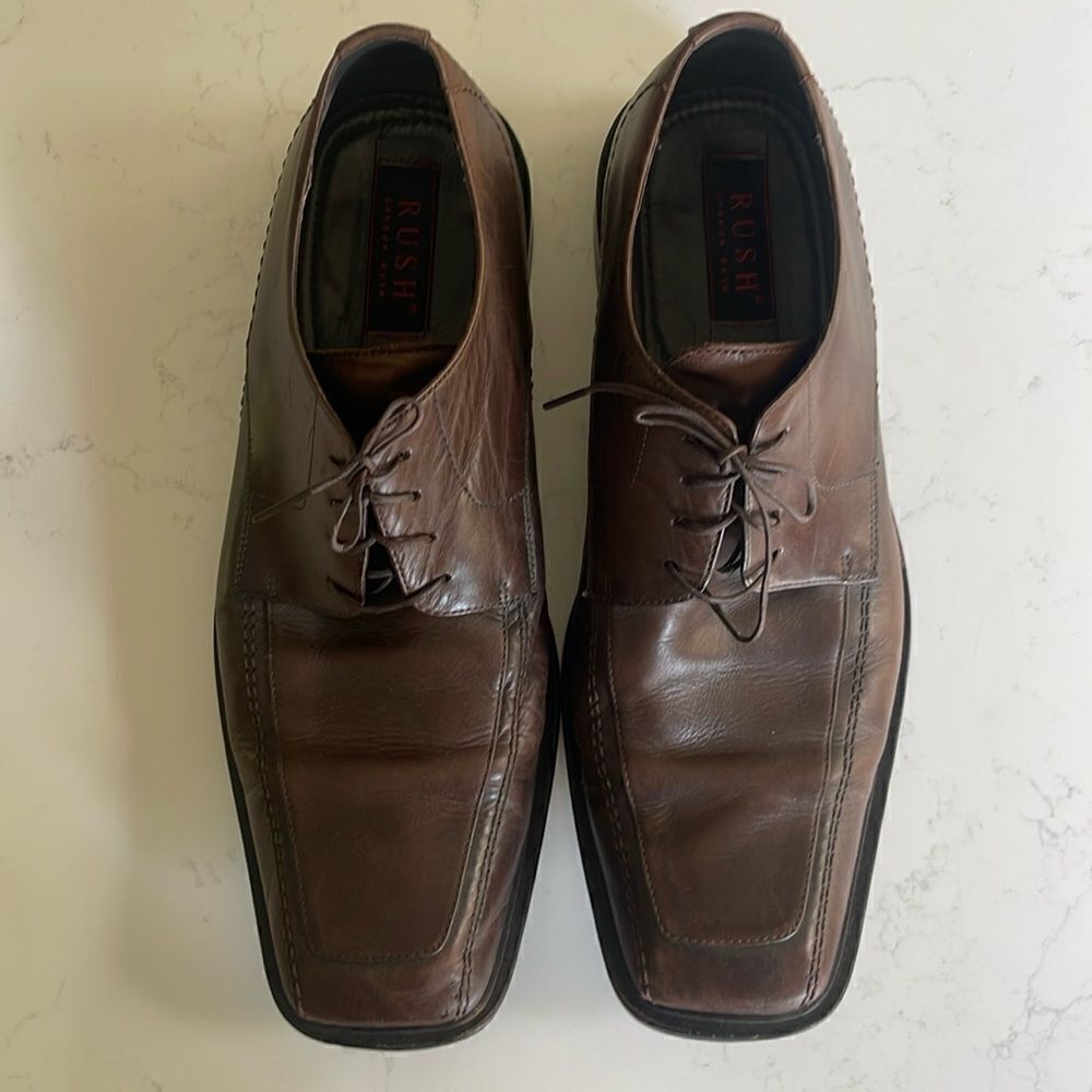 Gordon Rush dress shoes. Size 11 Mens. Soft Brown Leather dress shoes.